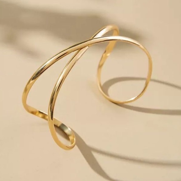 Anthropologie Twisted bracelet cuff in gold. - Picture 1 of 4